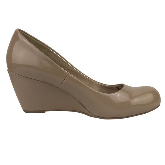 CL By Laundry Nima Wedge Pump Cream Nude Patent Faux Leather US 7W EU 37.5W Wide - Picture 4 of 15